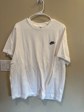 Nike Men’s White Crew Neck T-Shirt with Black Swoosh